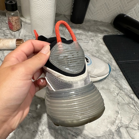 Nike Womens Sz 7.5W Air Max 2090 Pure Platinum Running Shoes Sneakers - Picture 5 of 6